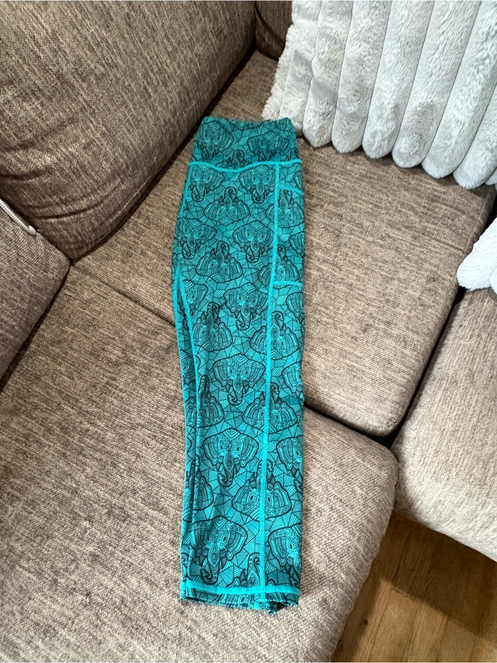 CVG Junk in the Trunk Elephant Capris Medium Teal Black Retired